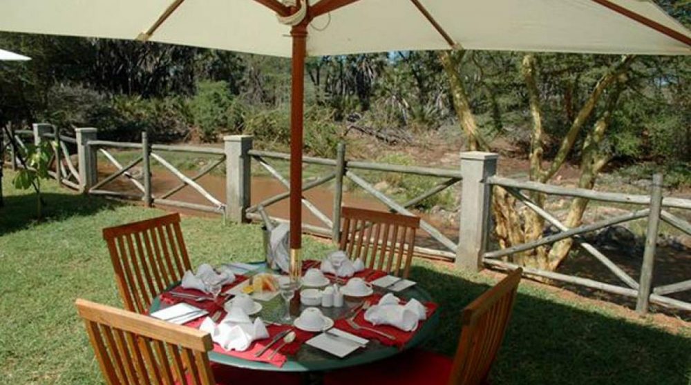 Une table pour déjeuner dans le jardin au Kenya