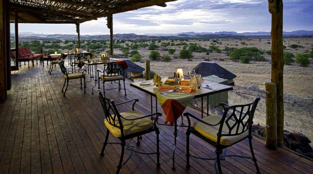 Repas sur la terrasse du camp en Namibie