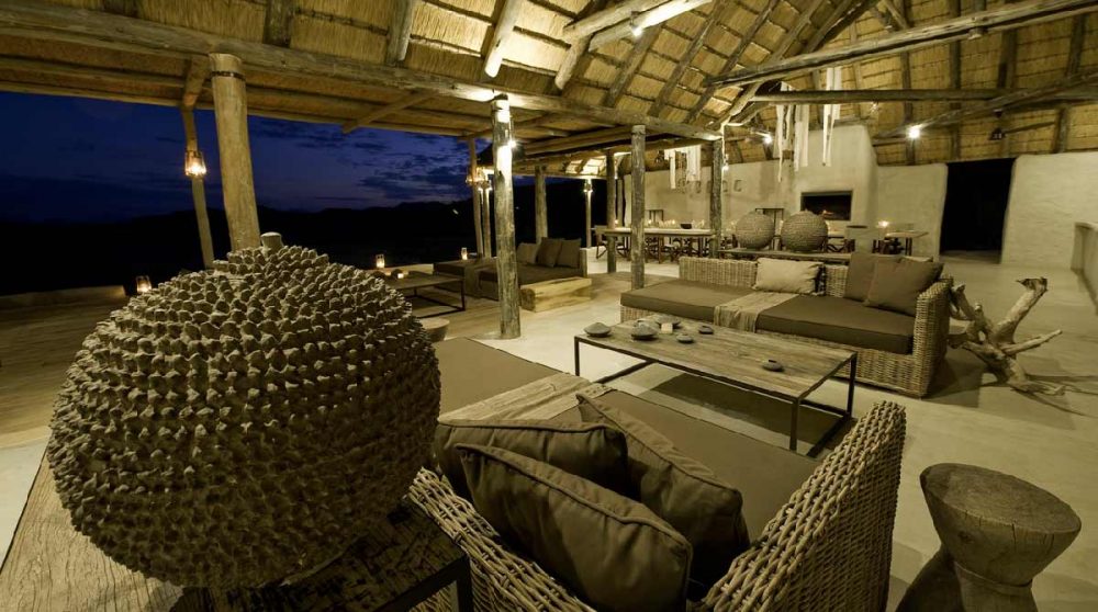 Le salon la nuit en Namibie