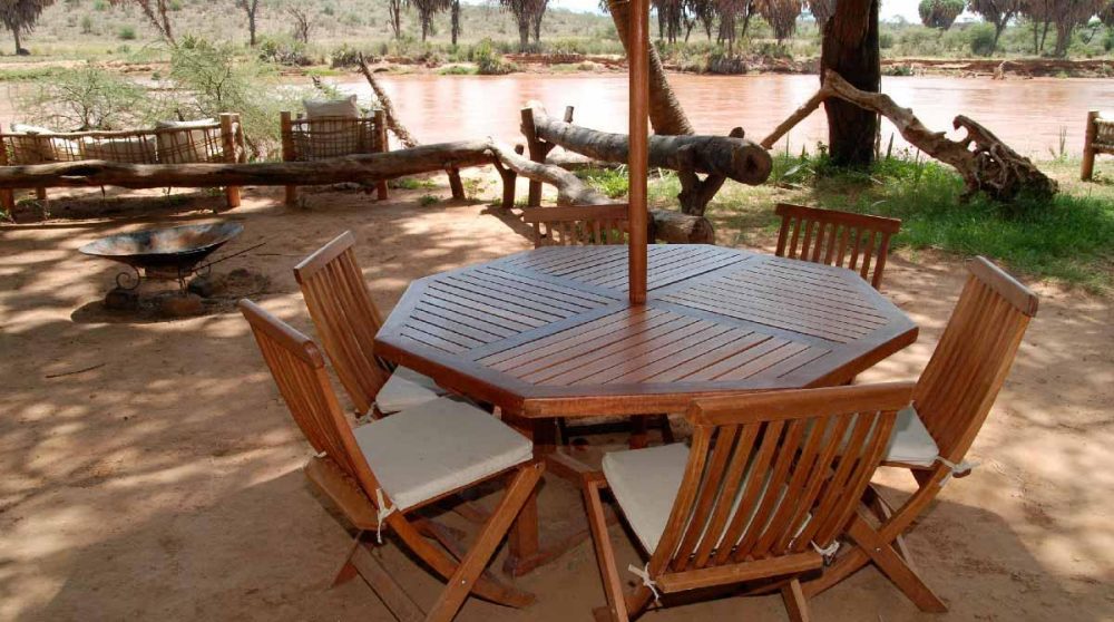 Une table à l'ombre au Kenya