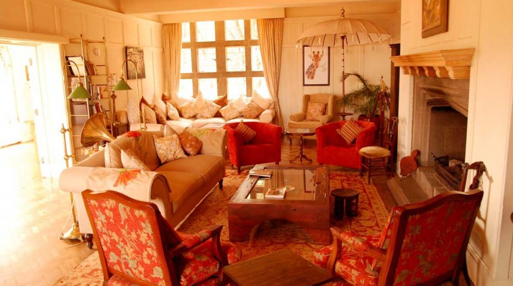 Un salon avec cheminée au Kenya