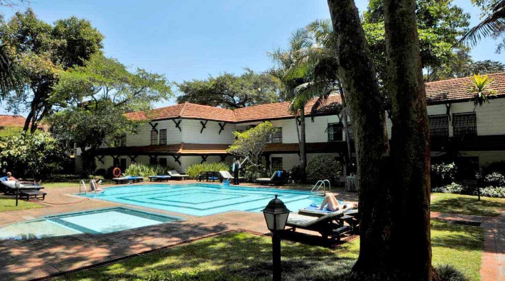 Le jardin avec la piscine au Kenya