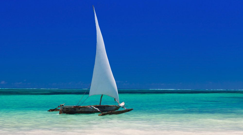 Un bateau dans les eaux turquoises à Zanzibar