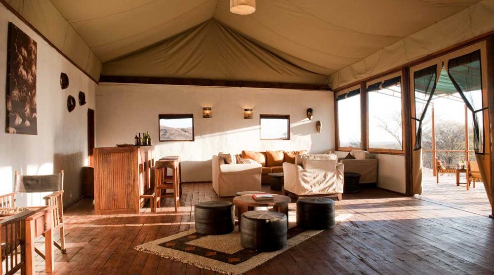 Salon sous une tente dans le parc du Serengeti