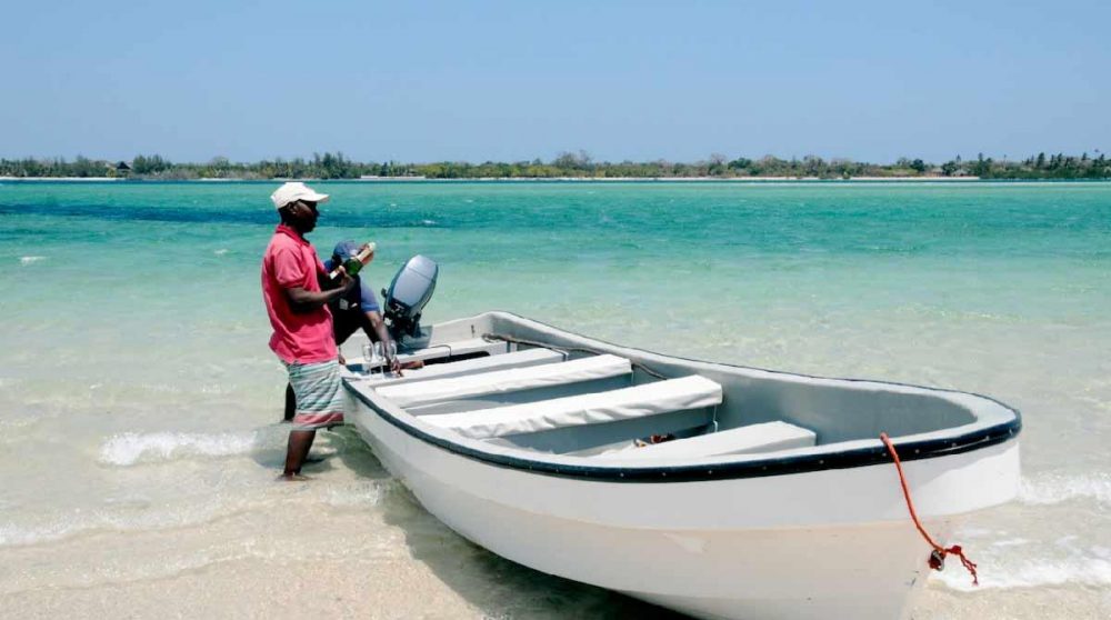 Barque pour arriver à l'hôtel au Kenya