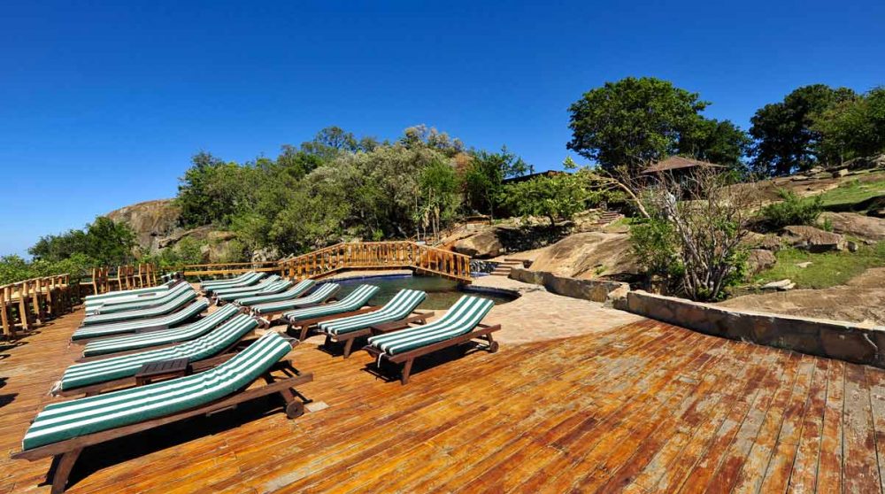 Chaises longues sur la terrasse en Tanzanie