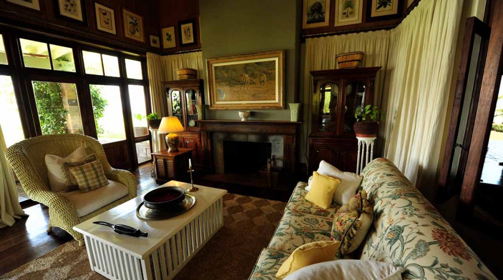 Un salon avec une cheminée en Tanzanie