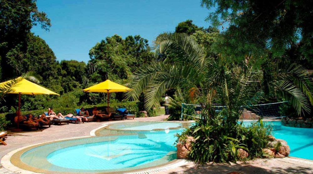 Chaises longues au bord de la piscine