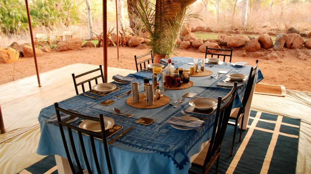 Une table sous la tente