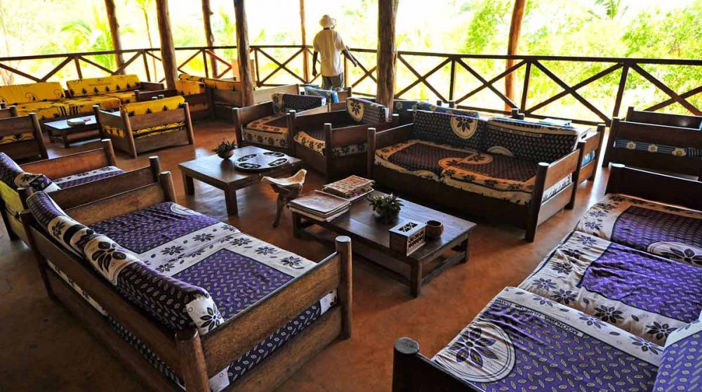 Les confortables canapés du lounge