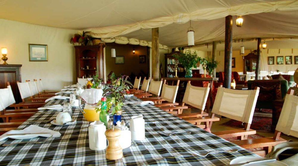 Une table pour déjeuner