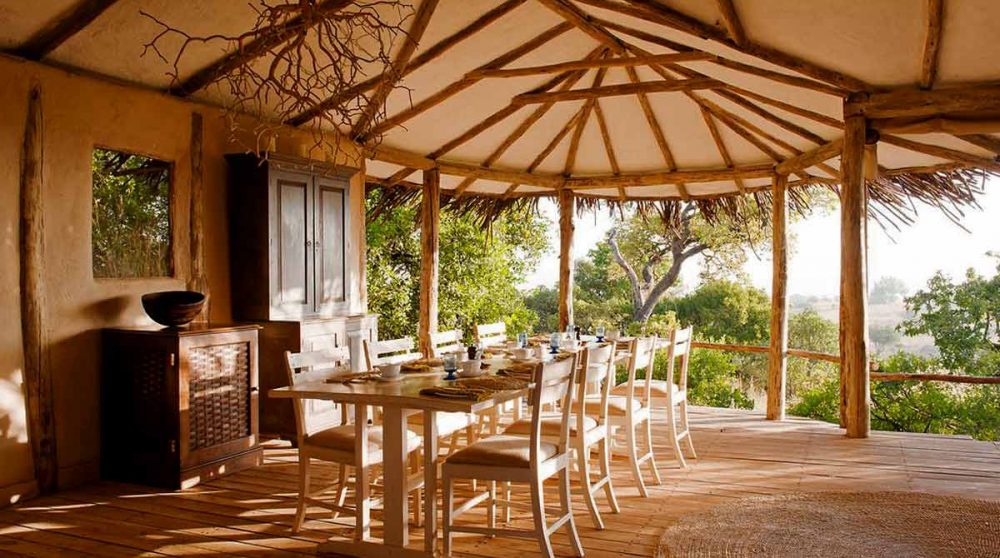 Salle à manger ouverte sur l'extérieur