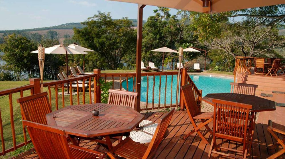 La terrasse avec vue sur la piscine