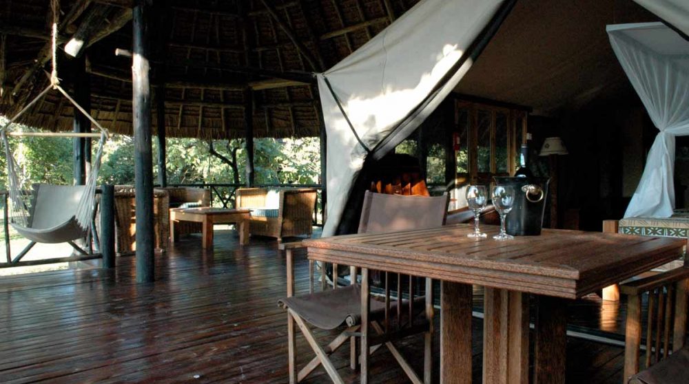 Terrasse devant une tente