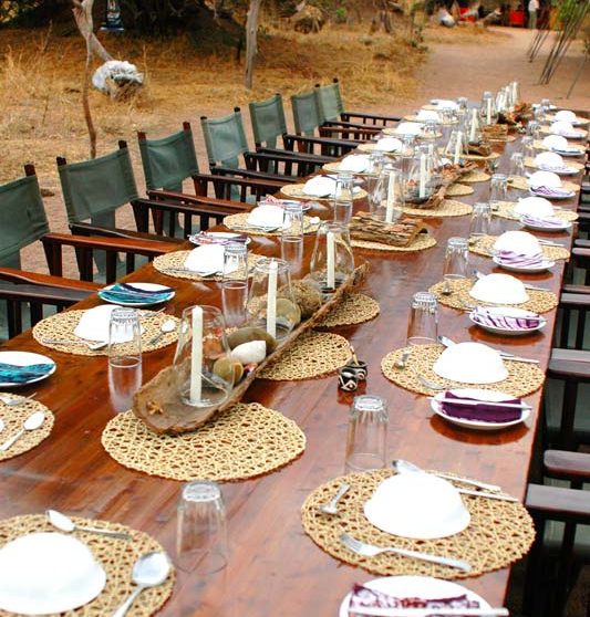 Une table pour déjeuner en plein air