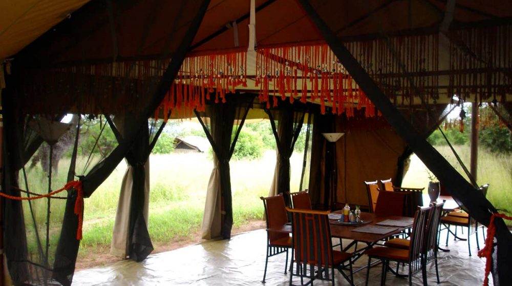 La tente prévue pour les repas