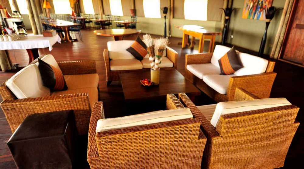 Un salon avec le restaurant derrière