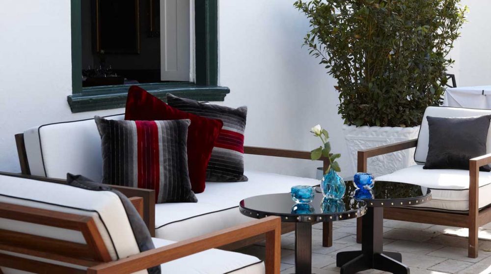 Canapé et fauteuils près de la piscine