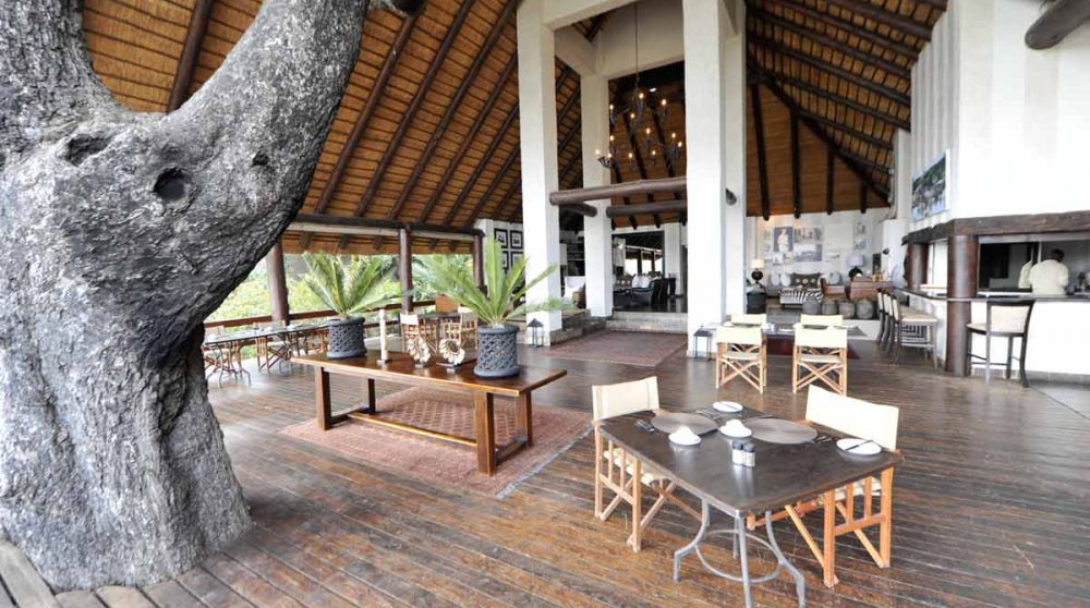 La terrasse de l'hôtel avec le bar