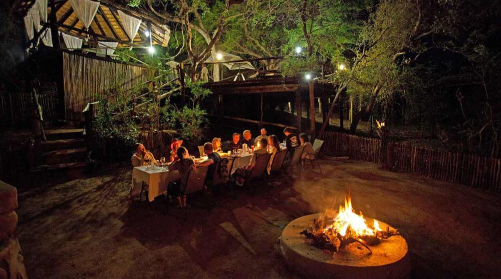 Dîner autour du feu près du parc Kruger