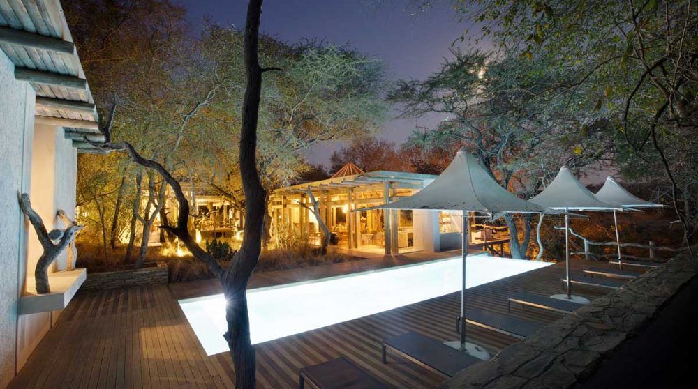 Vue nocturne de la piscine