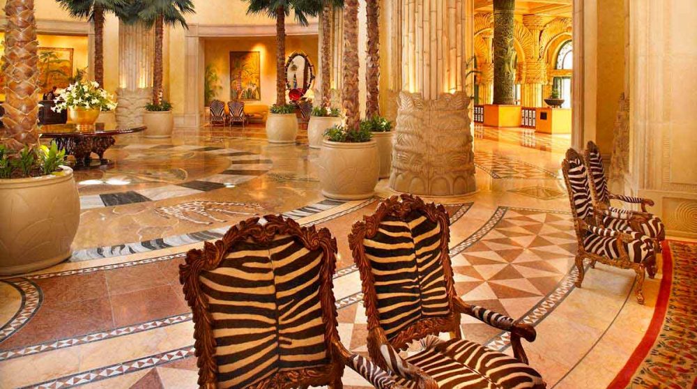 Fauteuils dans le hall