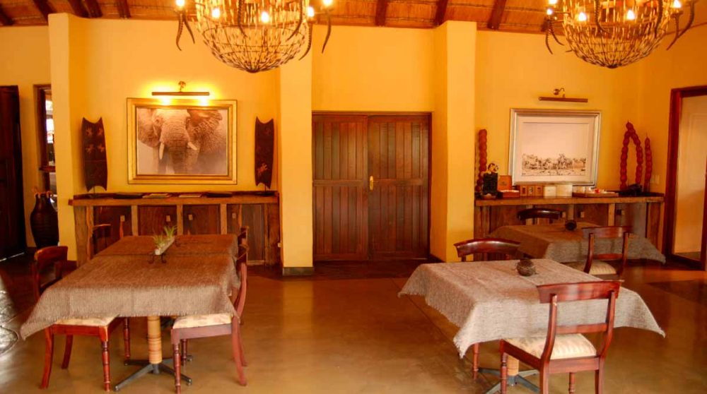 Tables dans la salle à manger