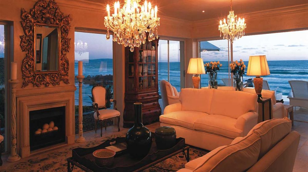 Le salon avec une cheminée