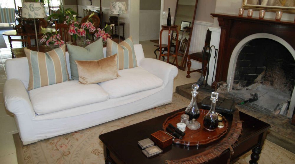 Canapé près de la cheminée