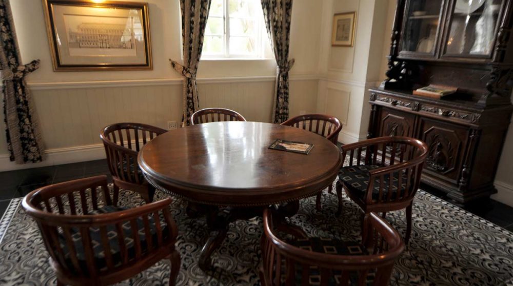 Une table à l'accueil