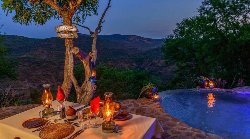 Dîner romantique au bord de la piscine