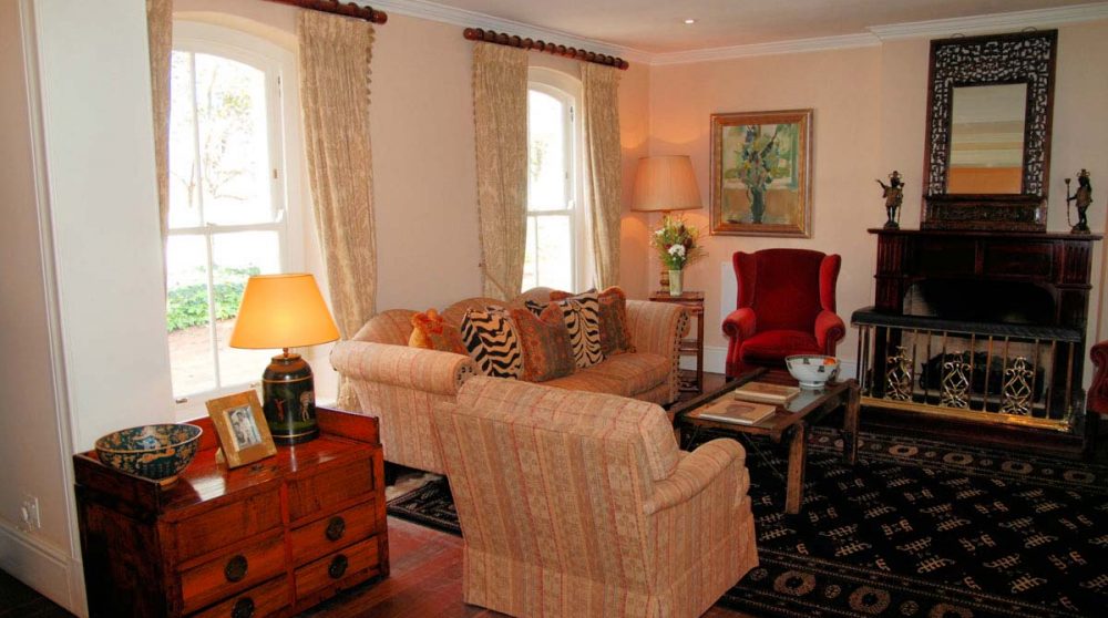 Salon avec une cheminée