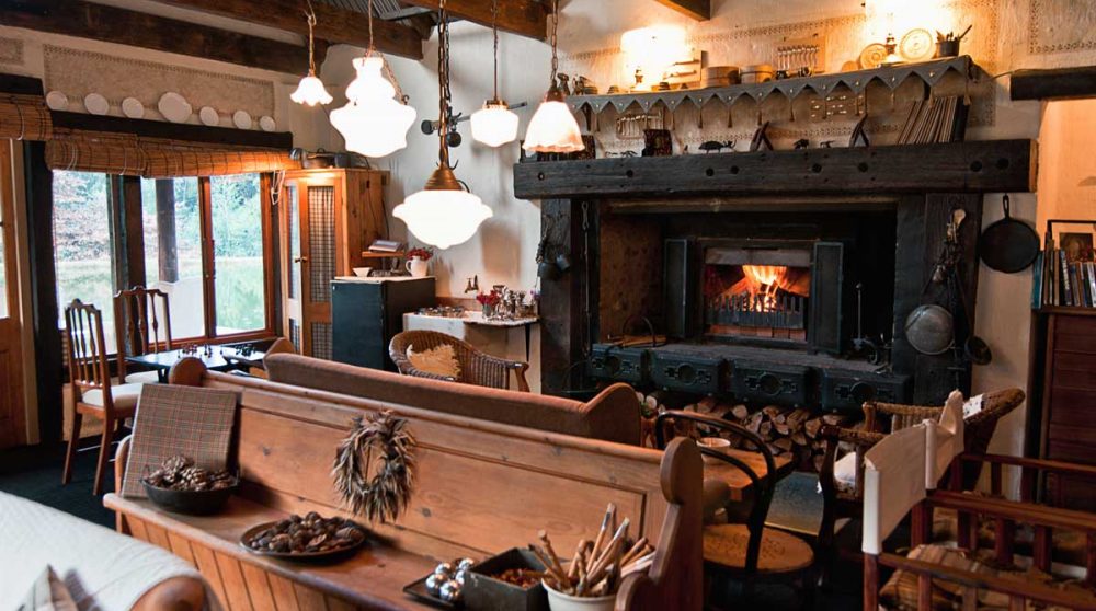 Le salon et sa cheminée en Afrique du Sud