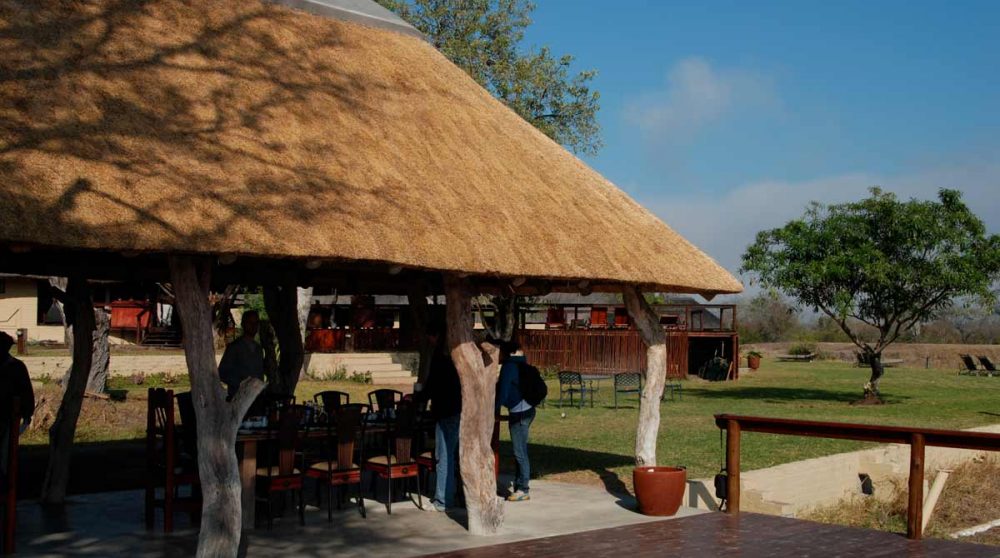 Une terrasse avec un toit de chaume