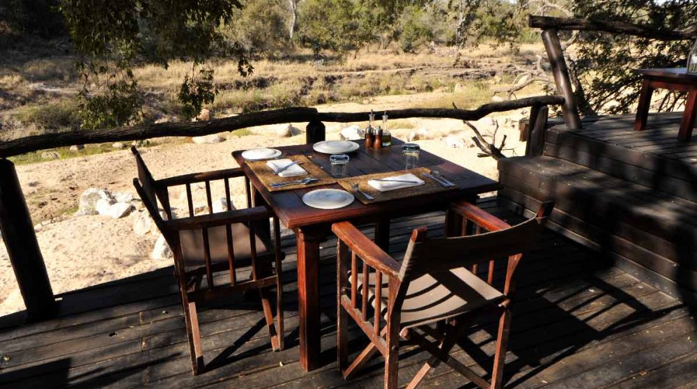 Une table pour déjeuner près de la piscine