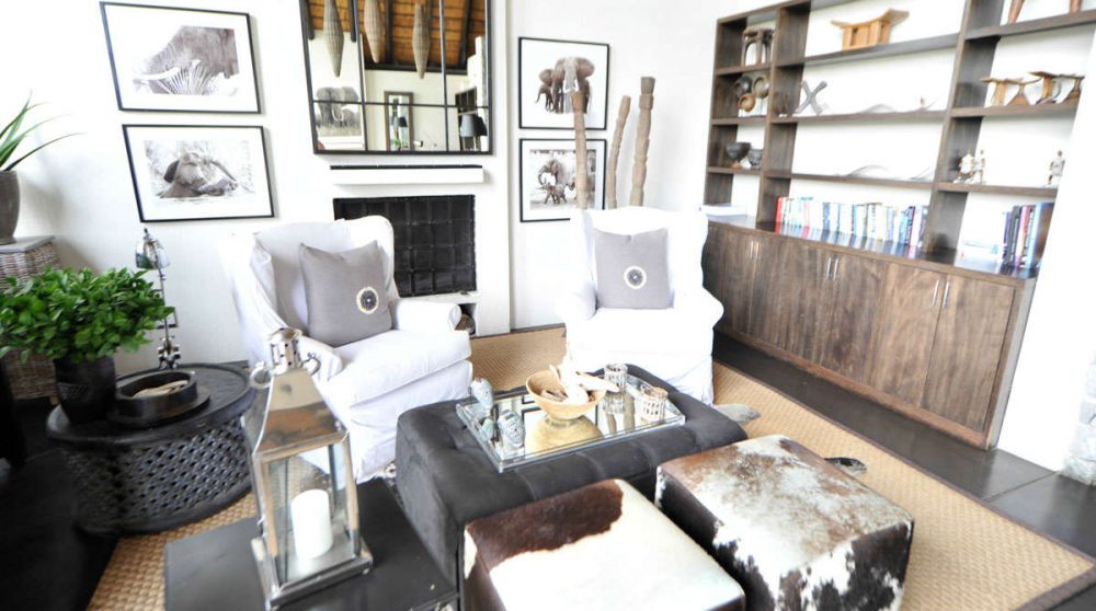 Un salon avec une cheminée