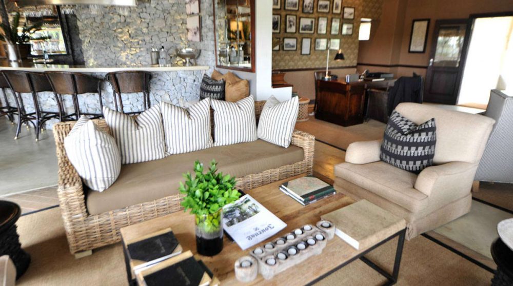 Le salon avec le bar