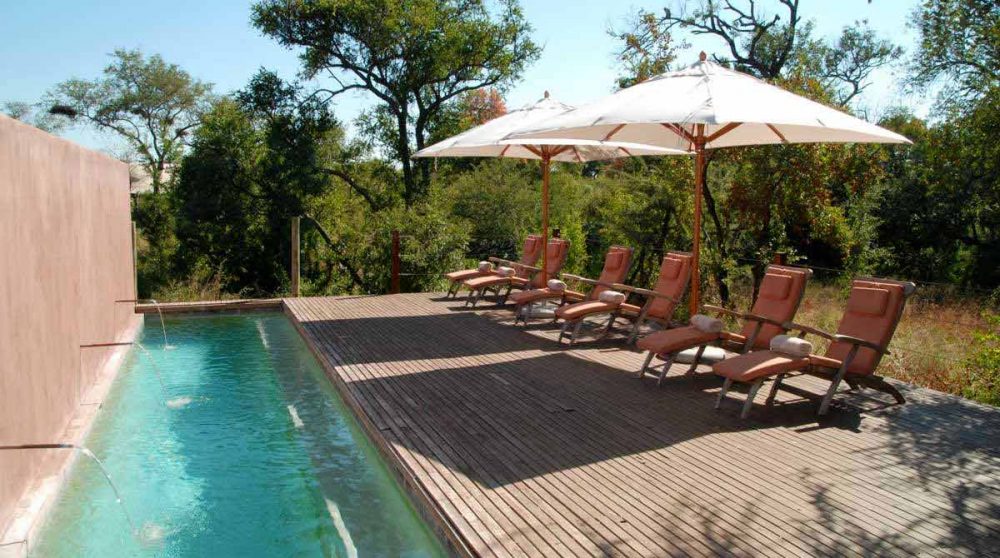 Chaises longues au bord de la piscine