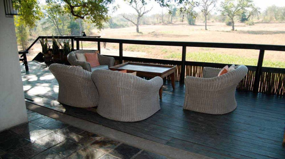 Fauteuils sur la terrasse