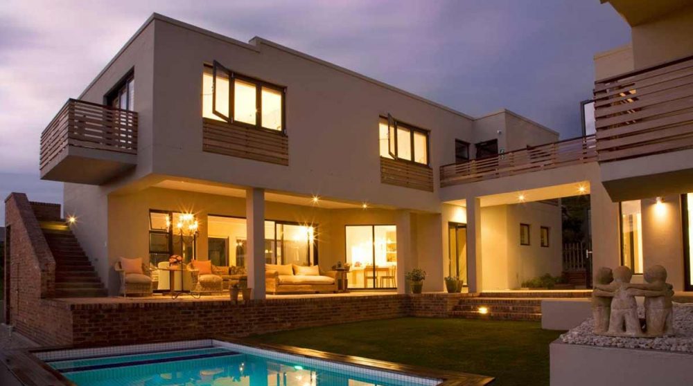 La piscine vue de nuit sur la Route des Jardins