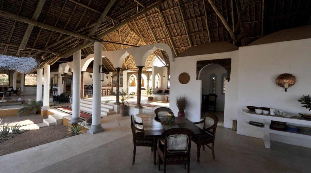 Une table dans le lodge