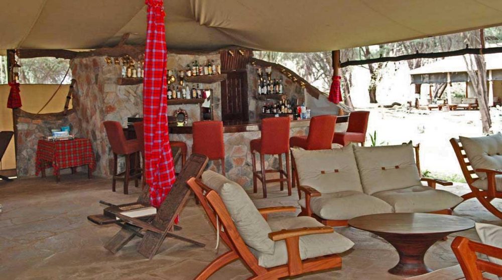 Un salon avec le bar en fond