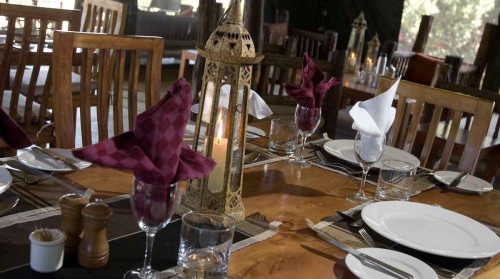 Une table dans la salle à manger