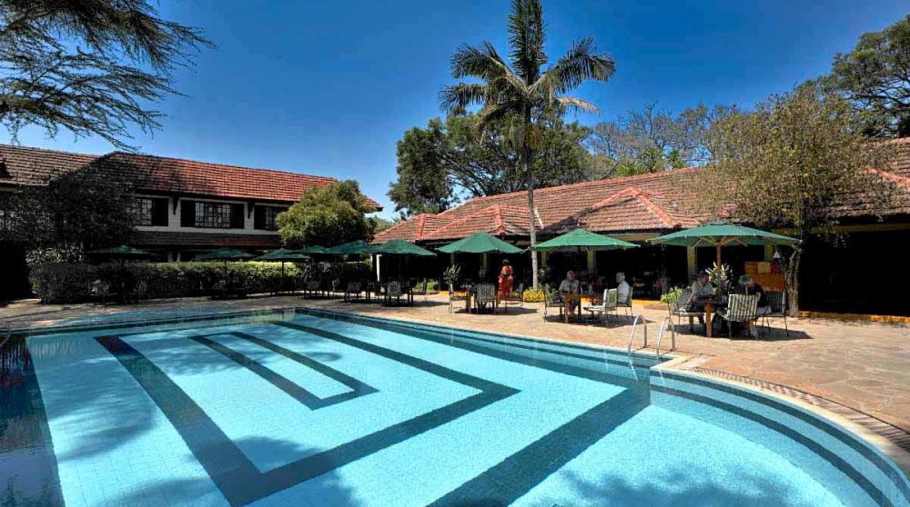La piscine et ses chaises longues