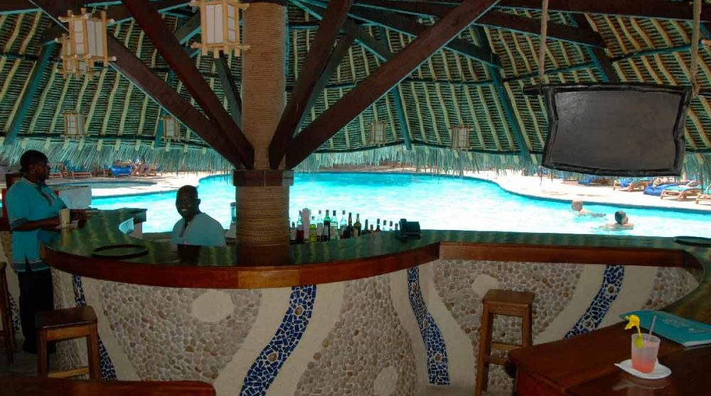 Personnel au bar de la piscine