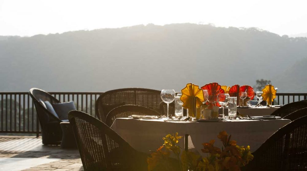 Les tables dressées sur la terrasse
