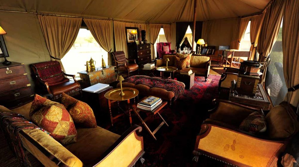 Un salon sous une tente