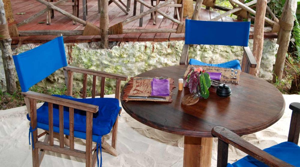 Déjeuner les pieds dans le sable en Tanzanie