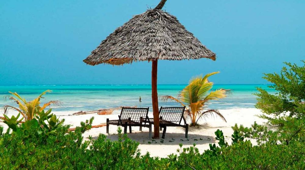 Chaises longues sur la plage à Zanzibar