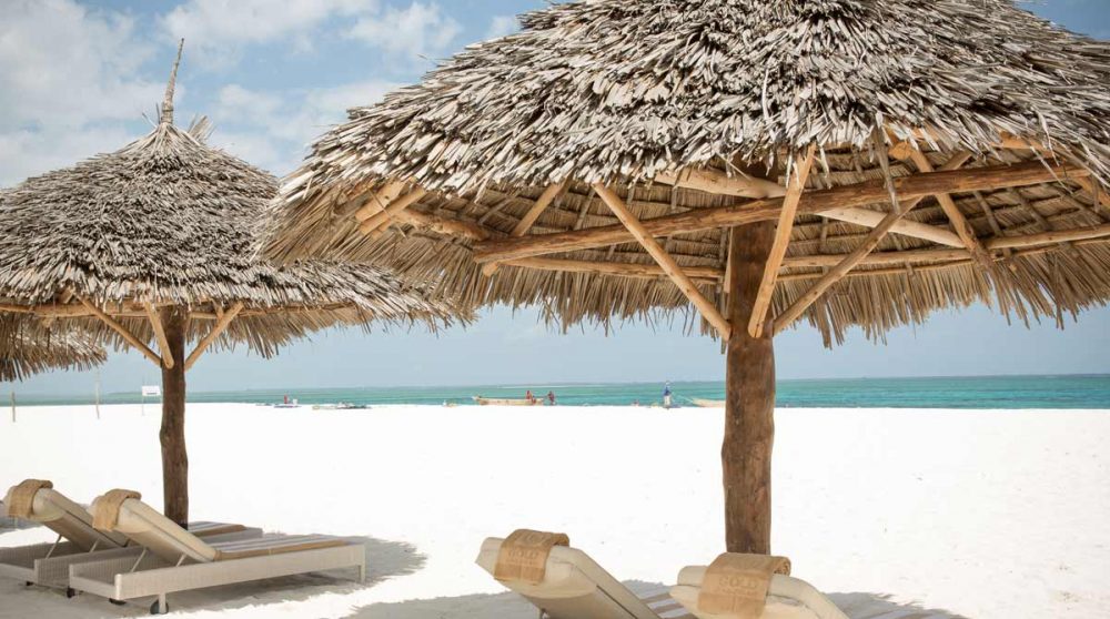 Un parasol sur la plage en Tanzanie